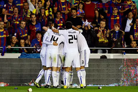 كلاسيكو من زمن مورينيو وجوارديولا.. عندما أفسد ريال مدريد ثلاثية برشلونة في 2011 (فيديو)